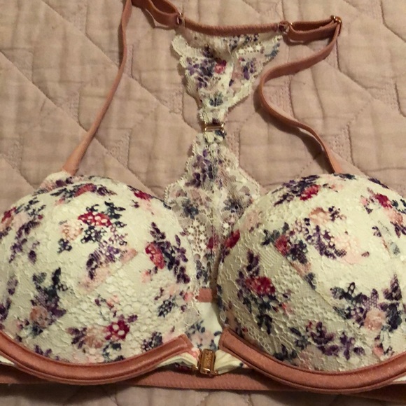 Cute Bundle of Victoria Secret bras - Picture 4 of 7